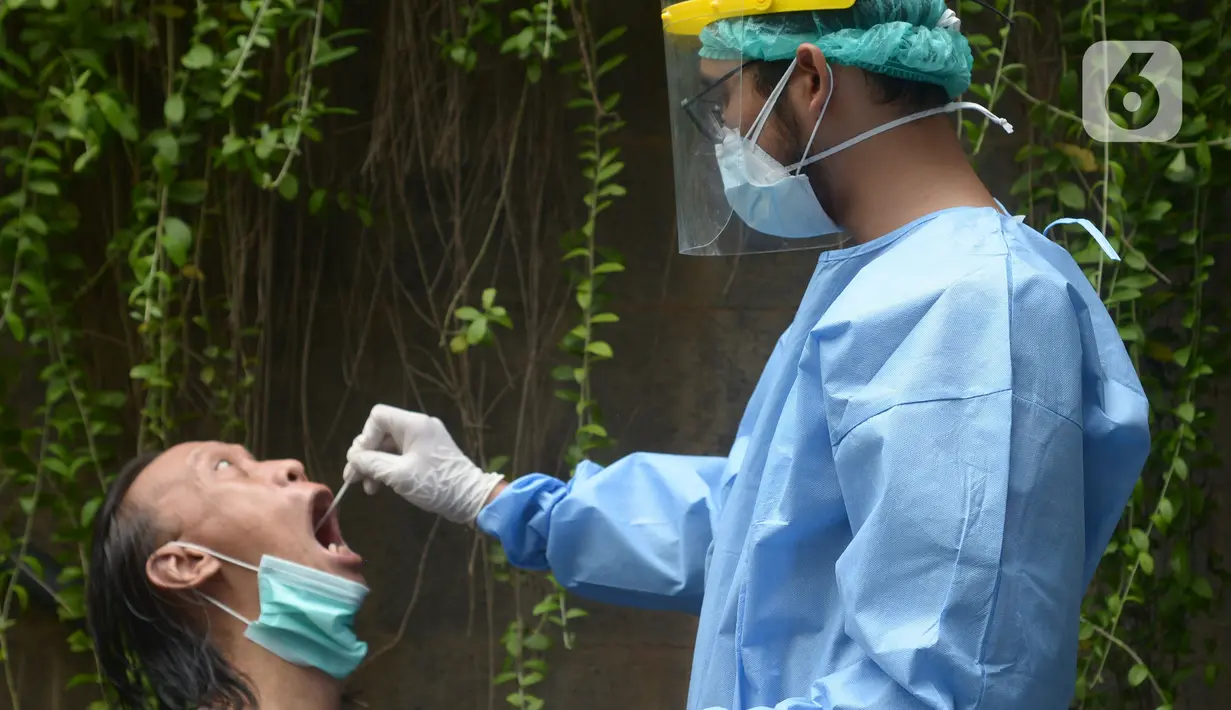 Petugas Puskesmas Taman Sari melakukan skrining Covid-19 dengan swab tes dan PCR di pusat perniagaan Glodok, Jakarta, Jumat (11/2/2022). Pemerintah terus berupaya memutus mata rantai penyebaran Covid-19 khususnya varian omicron untuk wilayah Taman Sari Jakarta Barat. (merdeka.com/Imam Buhori)