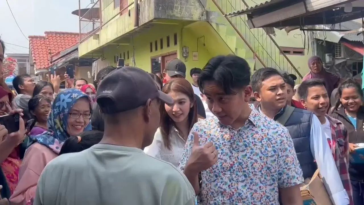 Wakil Presiden terpilih Gibran Rakabuming Raka, blusukan di daerah Cipondoh, Kota Tangerang, pada Selasa (30/7/2024).