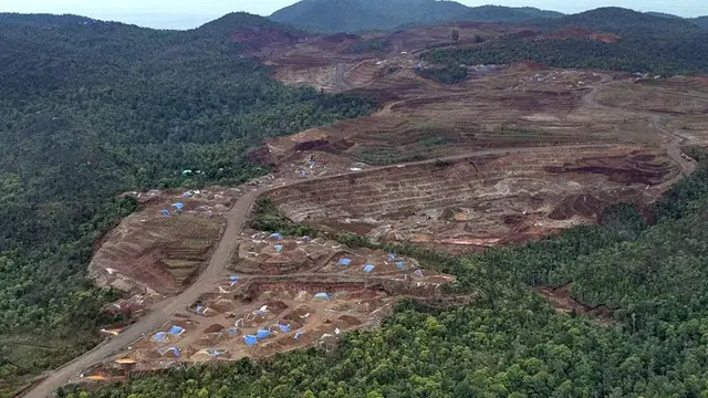 Penampakan dari udara sebuah area di Pulau Gag, Raja Ampat, Provinsi Papua Barat Daya yang menunjukkan gambaran umum deforestasi.