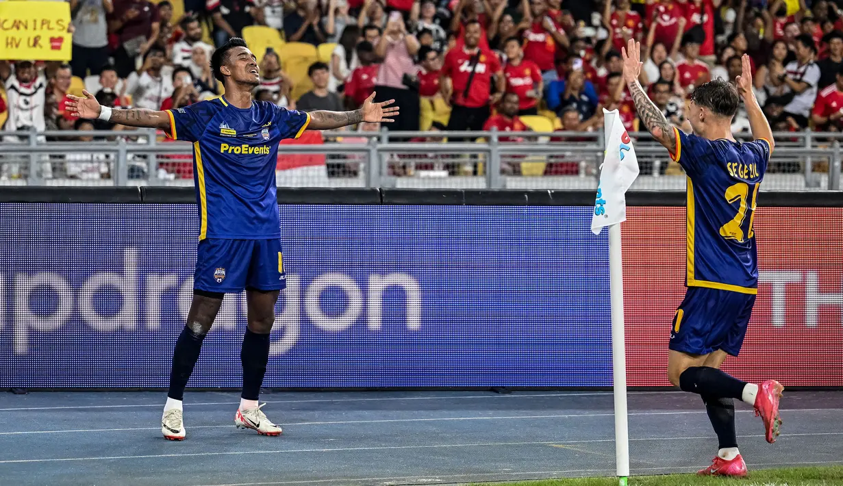 Pemain ASEAN All-Stars, Maung Maung Luin (kiri) melakukan selebrasi setelah mencetak gol ke gawang Manchester United dalam laga persahabatan yang berlangsung di Stadion Bukit Jalil, Malaysia, pada hari Rabu (28/5/2025) malam waktu setempat. (AFP/Mohd Rasfan)