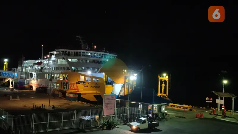 Kapal Menunggu Kendaraan Masuk di Dermaga Eksekutif Pelabuhan Merak. (Senin, 01/01/2023). (Yandhi Deslatama/Liputan6.com).