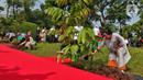 Ketua DPR Puan Maharani melakukan penanaman pohon bersama para delegasi yang hadir pada acara P20 di Taman Energi, Kompleks Parlemen MPR/DPR-DPD, Senayan, Jakarta, Jumat (7/10/2022). Penanaman pohon ini merupakan rangkaian The 8th G20 Parliamentary Speakers’ Summit (P20) yang hari ini merupakan penutupan. (Liputan6.com/Angga Yuniar)