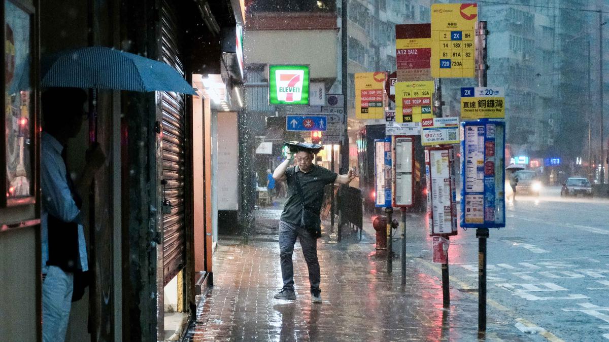 Picu Banjir hingga Longsor, Cuaca Ekstrem di Hong Kong Lumpuhkan Layanan Publik