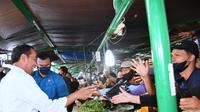 Presiden Jokowi mengunjungi Pasar Tenguyun, Kota Tarakan, Kalimantan Utara untuk memastikan pasokan bahan pangan dan kebutuhan pokok jelang Ramadhan 2023. (Foto: Rusman - Biro Pers Sekretariat Presiden)