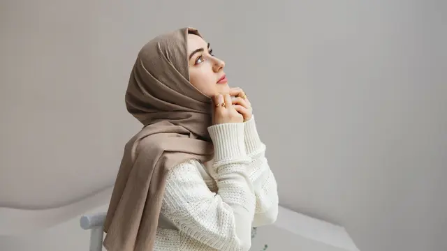 6 Cara untuk Mencegah Rambut Lepek dan Apek Setelah Berhijab Seharian (photo by freepik.com)