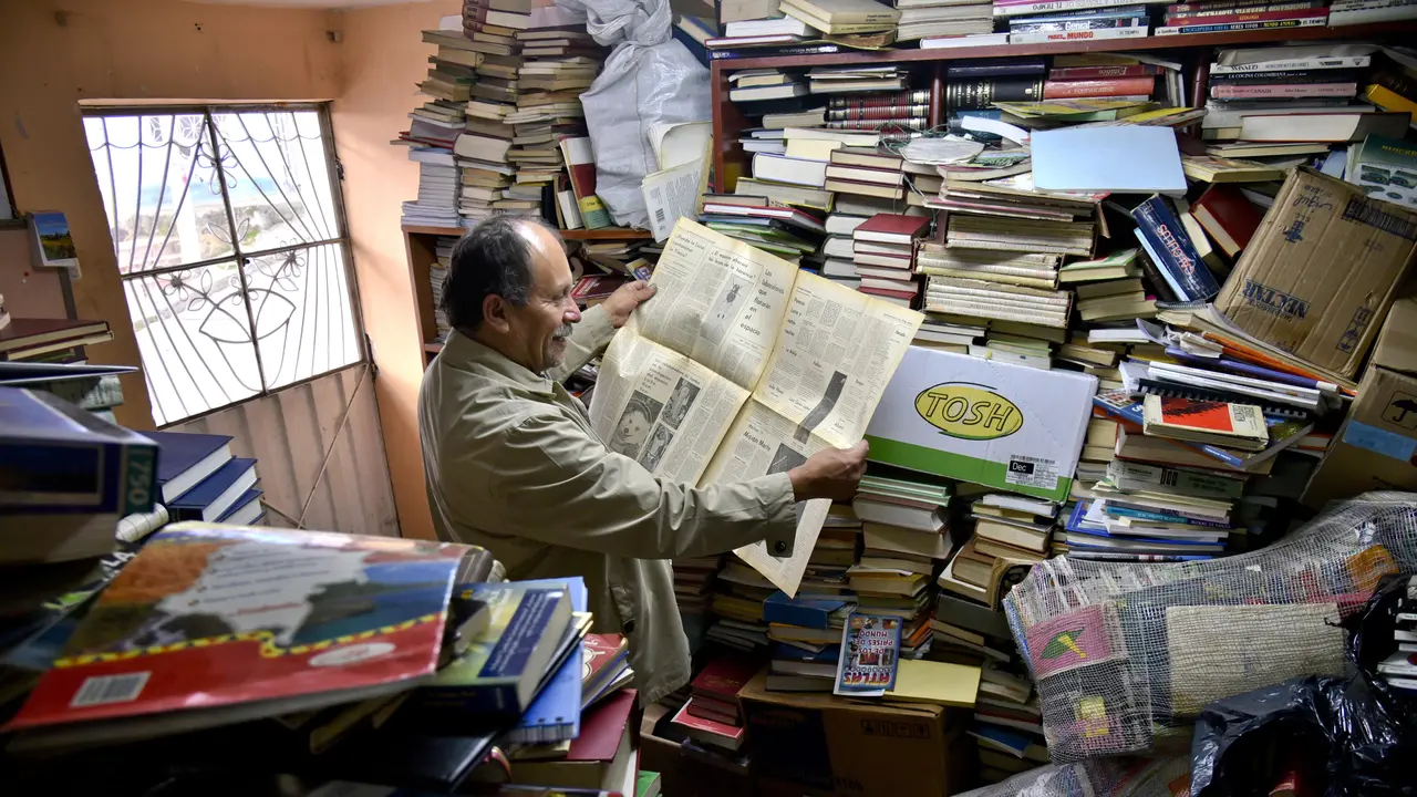 20170608-Pria Kolombia Bikin Perpustakaan dengan 25 Ribu Buku Bekas-AFP
