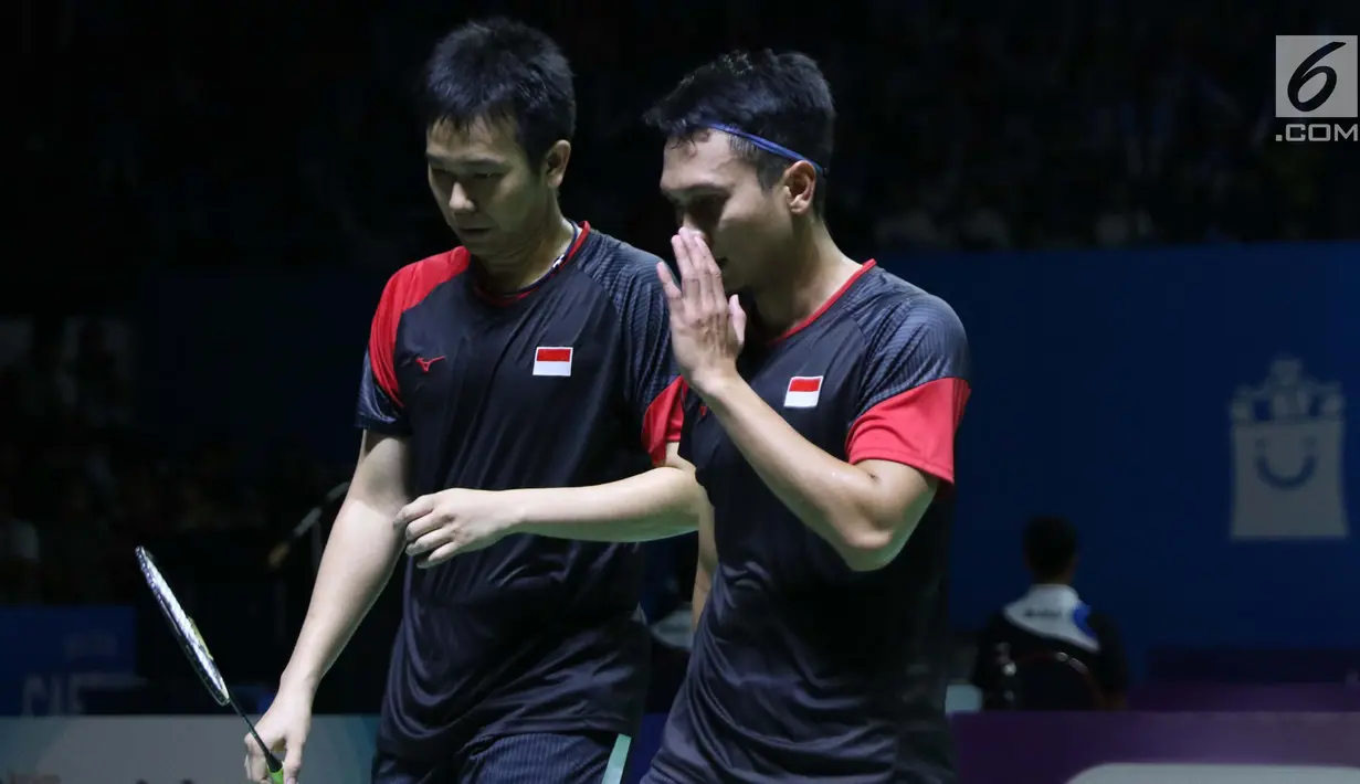 Pebulu tangkis ganda putra Indonesia, M Ahsan/Hendra Setiawan saat melawan Hiroyuki Endo/Yuta Watanabe (Jepang) di di Babak 8 besar Indonesia Open 2019 di Istora Senayan, Jakarta, Jumat (19/7/2019). Hendra/Ahsan unggul 21-15, 9-21, 22-20. (Liputan6.com/Helmi Fitrhiansyah)