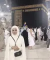 Yuni Shara berpose di depan Kabah mengenakan pakaian ihram. Untuk membawa perlengkapannya, ia mengenakan tas Gucci belt seharga sekitar Rp16 jutaan. (Dok. yunishara36)