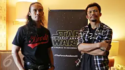 Aktor film Star Wars The Force Awakens Yayan Ruhian (kiri) dan Cecep Arif Rahman saat wawancara dengan wartawan di Jakarta, Rabu (16/12/2015). (Liputan6.com/Immanuel Antonius)