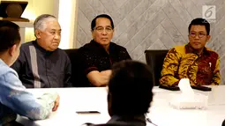 Din Syamsuddin (kiri) bersama Aliansi Masyarakat Peduli Tragedi Kemanusiaan Pemilu 2019 saat menemui Ketua DPR Bambang Soesatyo di Kompleks Parlemen, Jakarta, Selasa (14/5/2019). Pertemuan membahas banyaknya petugas KPPS yang meninggal dalam Pemilu 2019. (Liputan6.com/ JohanTallo)