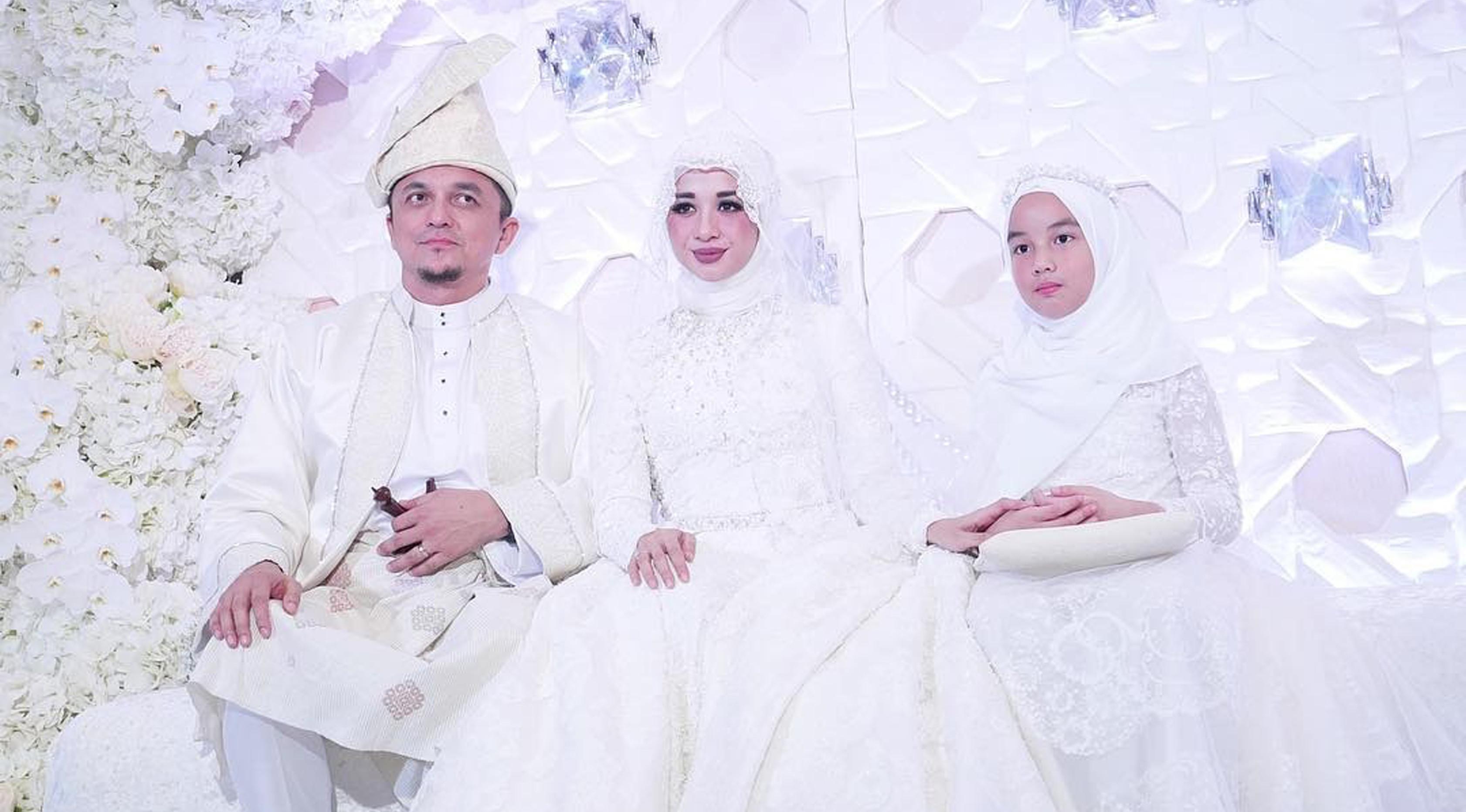 Engku Emran, Laudya Cynthia Bella dan  Engku Aleesya duduk bersama saat prosesi pernikahan. Beberapa selebritas, seperti Zaskia dan Shireen Sungkar serta Irwansyah turut hadir dalam prosesi sakral tersebut. (instagram/noradanish)