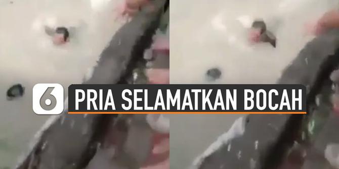 VIDEO: Viral Aksi Heroik Pria Selamatkan Bocah Hanyut di Sungai