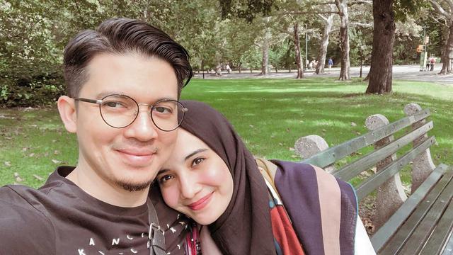 Zaskia Sungkar dan Irwansyah mesra.