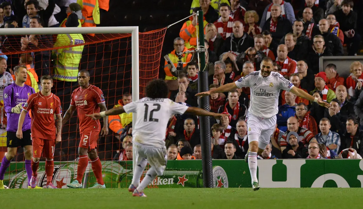 Selebrasi striker Real Madrid, Karim Benzema setelah mencetak gol kedua Real Madrid ke gawang Liverpool dalam laga fase Grup B Liga Champions 2014/2015 di Anfield Stadium, Liverpool (22/10/2014). Hasil akhir Liverpool kalah 0-3 dari Real Madrid dan menjadi salah satu kekalahan terbesar Liverpool saat bermain di ajang Liga Champions. (AFP/Paul Ellis)