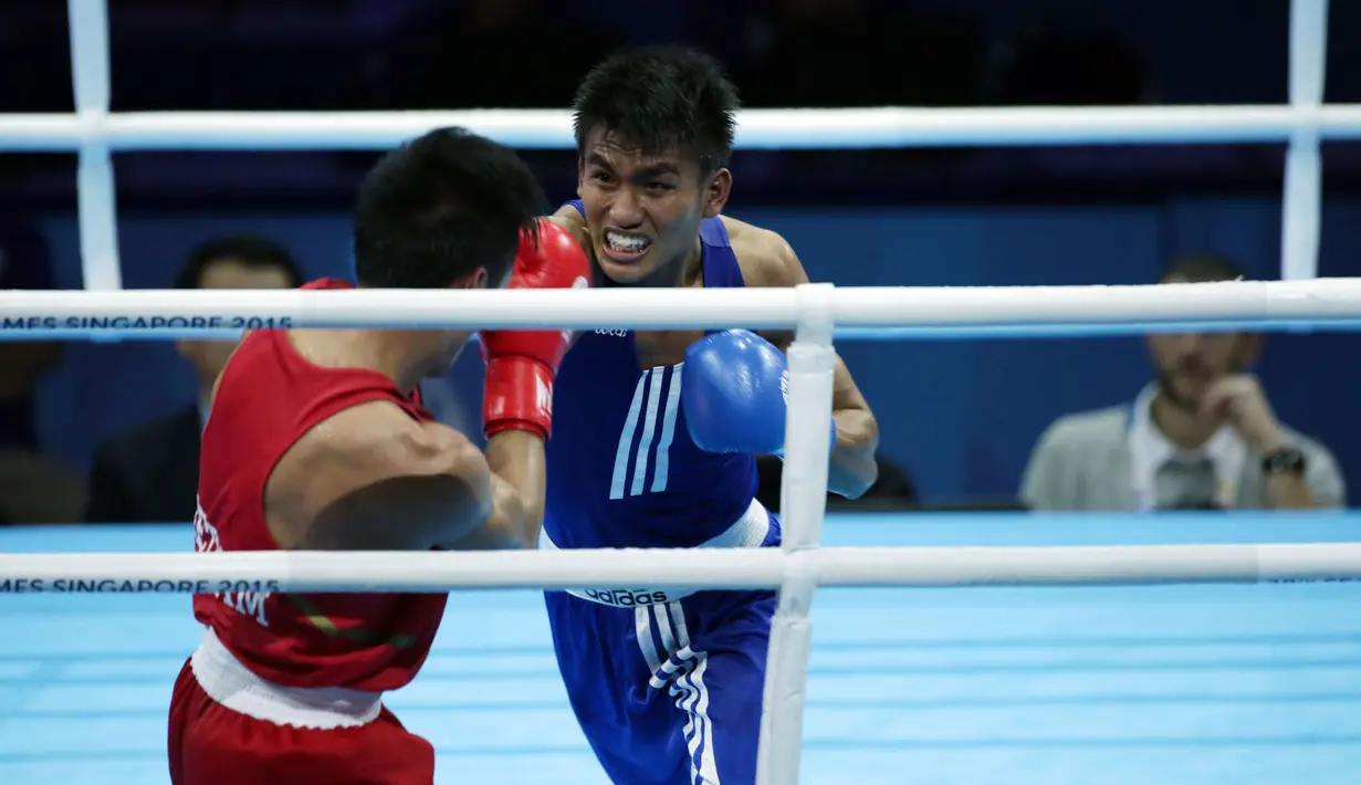 Petinju Indonesia, Farrand Papendang (kaus biru) dipaksa mengakui ketangguhan petinju Vietnam, Nguyen Van Hai di SingaporeExpo, SIngapura, Senin (8/6/2015). Farrand Papendang harus puas ditempat ketiga kelas ringan 60 kg. (Liputan6.com/Helmi Fithriansyah)