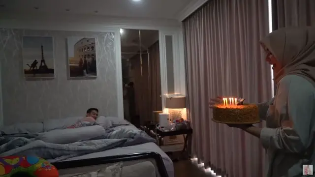 Momen Ulang Tahun Rezky Aditya yang Ke-36, Dapat Kejutan Manis dari Istri. (Sumber: YouTube/Ciky Citra Rezky)