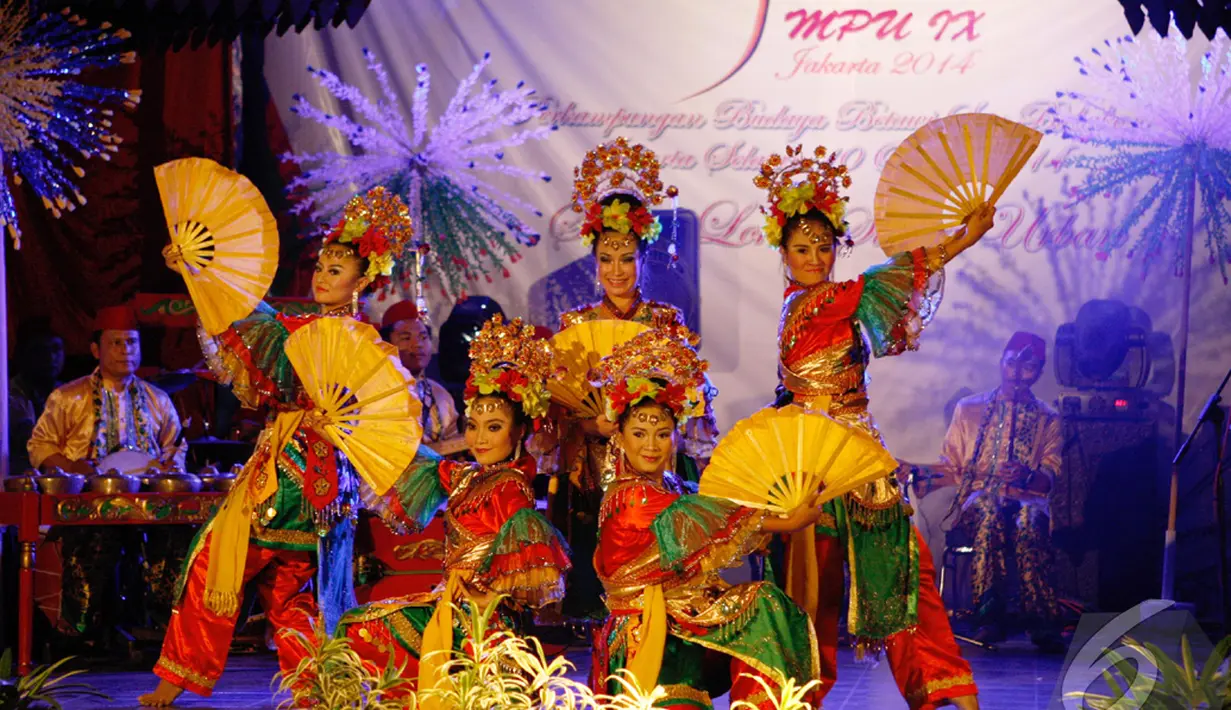 Sejumlah penari menghibur pengunjung dengan tarian Gerak Seliwa khas Betawi pada Malam Pembukaan Temu Sastrawan Mitra Praja Utama (MPU) IX 2014 di Perkampungan Budaya Betawi Setu Babakan, Jakarta, Jum'at (10/10/2014) (Liputan6.com/Andrian M Tunay)