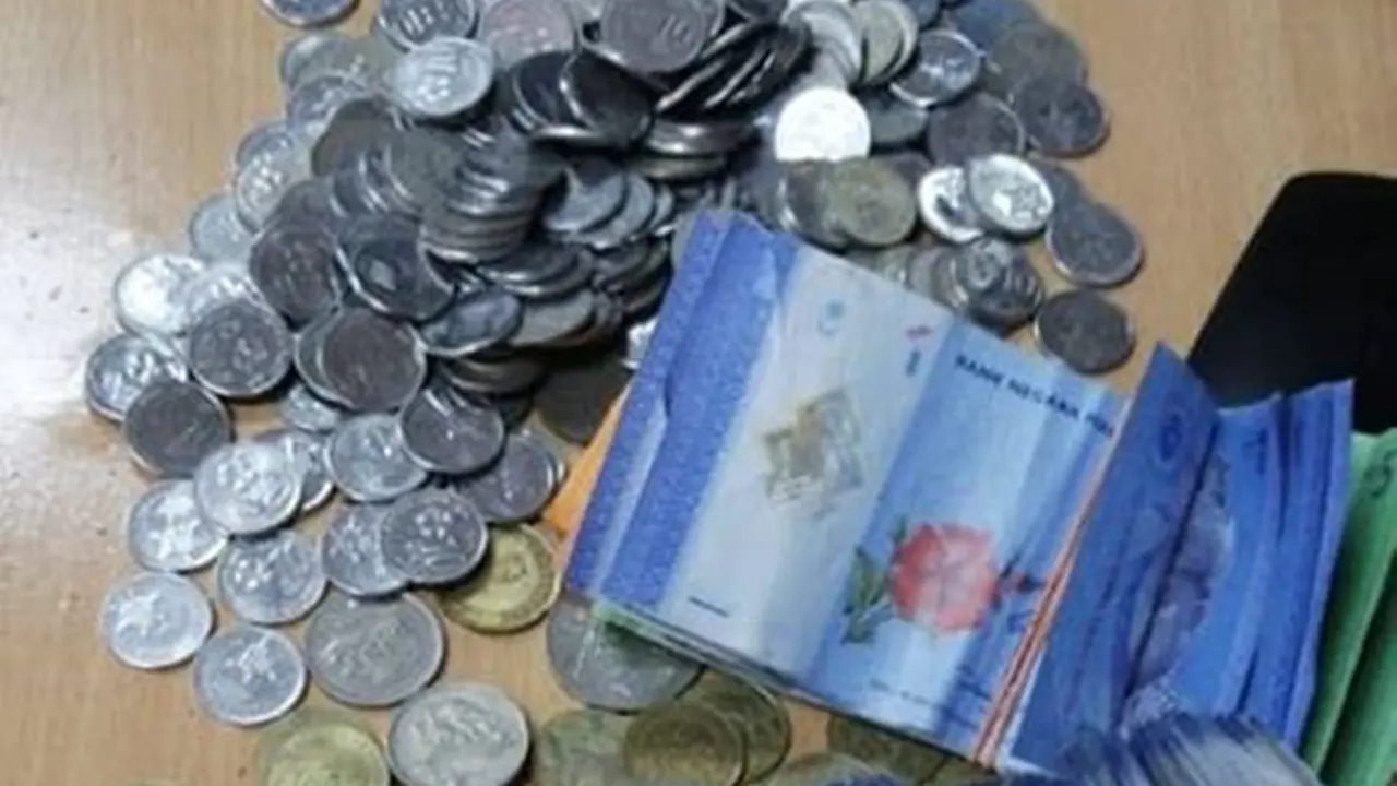 Anak Langgar Aturan Lockdown, Pria Ini Bayar Denda Pakai Uang Tabungan Celengan