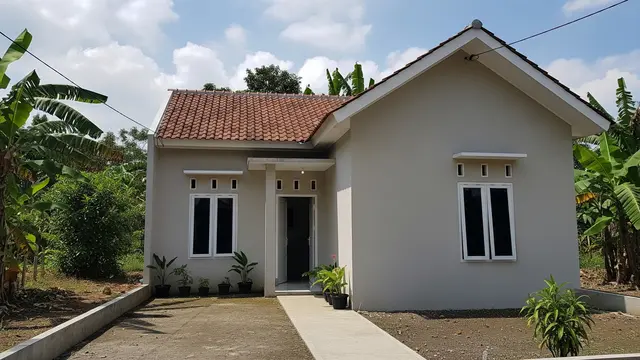 Rumah Minimalis Atap Genteng dengan Halaman Belakang