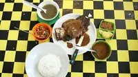 Kuliner Makassar di warung makan Mamink Daeng Tata (Ade Rachma Unzilla / Citizen Journalist Academy - Energi Muda Pertamina)