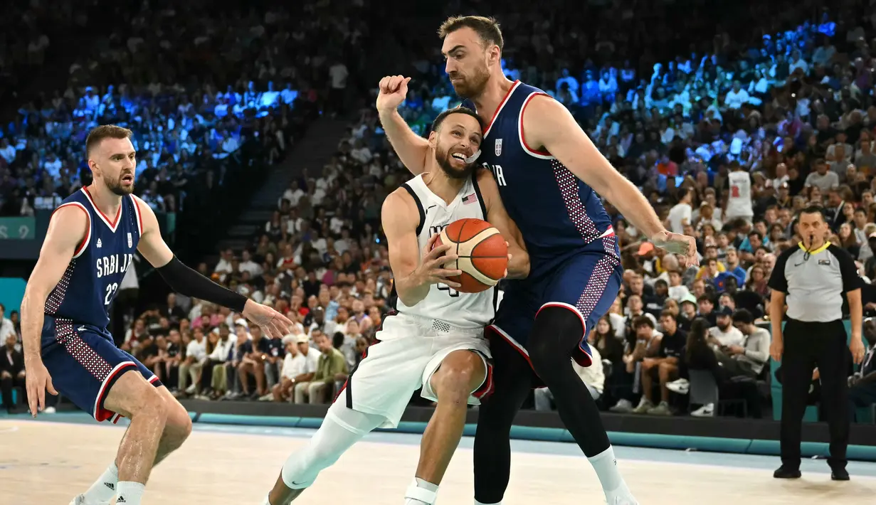 Sempat tertinggal 17 poin, namun Stephen Curry dan kawan-kawan mampu membalikkan keadaan dan mengunci kemenangan dengan skor 95-91. (AFP/Paul Ellis)