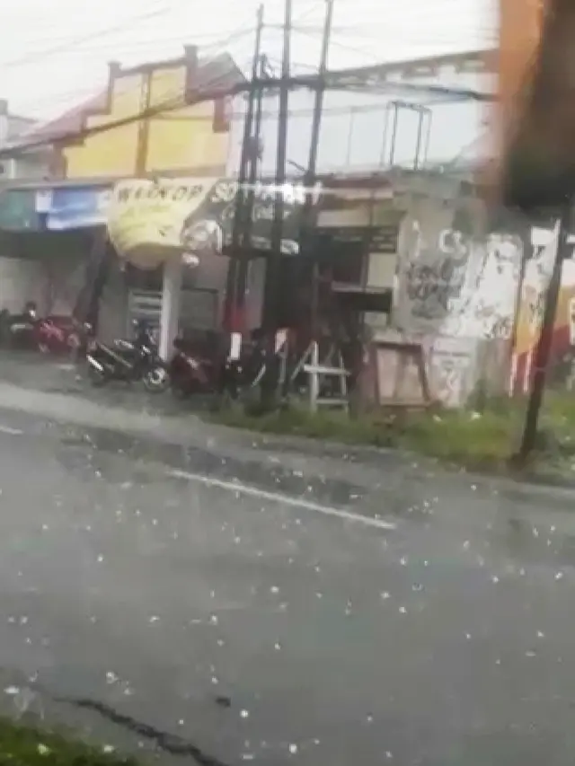 Hujan es mengguyur sejumlah wilayah di Surabaya. (Dian Kurniawan/Liputan6.com)