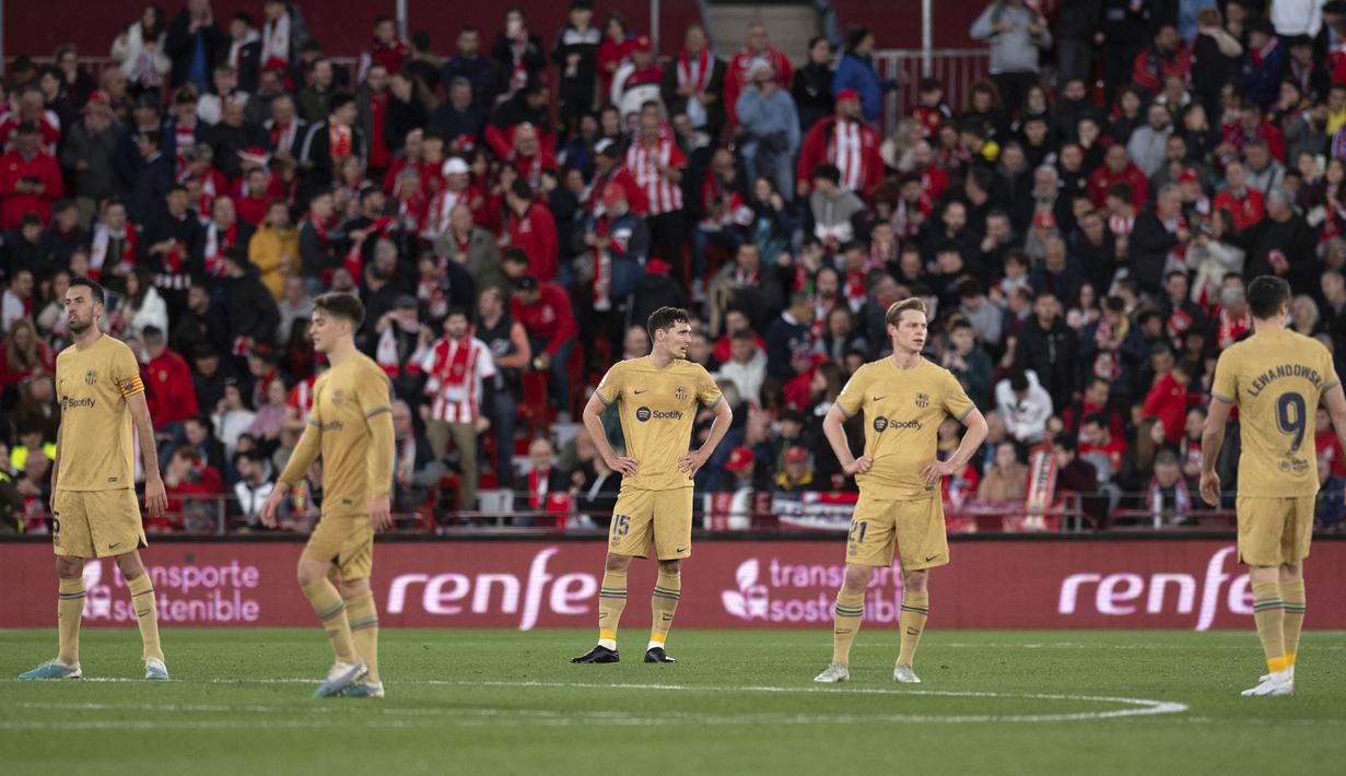 <p>Reaksi sejumlah pemain Barcelona setelah gawangnya kebobolan oleh pemain Almeria, Rodrigo Ely pada laga lanjutan Liga Spanyol 2022/2023 yang berlangsung di Power House Stadium, Senin (27/02/2023) dini hari WIB. (AFP/Jorge Guerrero)</p>
