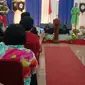 Umat Kristiani Mengabadikan Sambutan Bupati Lebak, Iti Octavia Jayabaya, Dalam Puncak Perayaan Natal Di Gereja Pasundan. (Selasa, 27/12/2022). (Yandhi Deslatama/Liputan6.com).