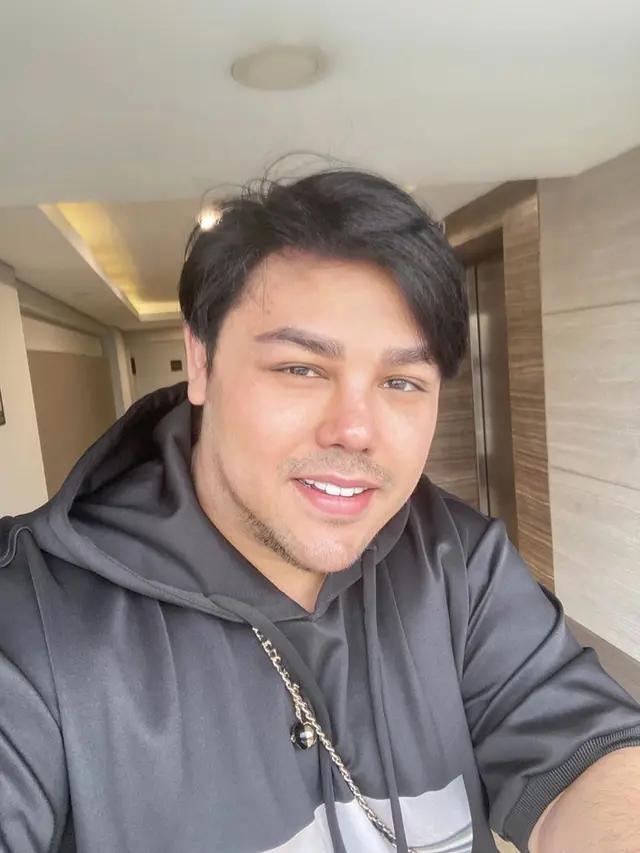 6 Potret Terbaru Ivan Gunawan, Bak Bintang Hollywood dan Bikin Pangling