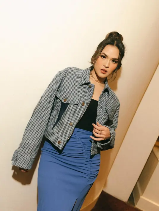 <p>Dalam foto terbarunya, Raisa tampil mengenakan cropped jacket dari Louis Vuitton bercorak kotak-kotak hitam abu-abu, yang dipadunya dengan midi skirt dengan detail high slit. Foto: Instagram.</p>