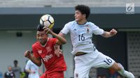 Pemain Timnas Jepang U-19, Taniguchi Hiroto (kanan) berduel udara dengan pemain Persika saat uji tanding di Lapangan B Kompleks GBK, Jakarta, Selasa (27/3). Persika kalah 2-3 dari Jepang U-19. (Liputan6.com/Helmi Fithriansyah)
