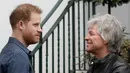 Pangeran Harry (kiri) berbincang dengan penyanyi AS, Jon Bon Jovi setibanya di Abbey Road Studios, London, Jumat (28/2/2020). Pentolan Bon Jovi dan Pangeran Harry akan bertemu dengan paduan suara Invictus Games untuk merekam lagu untuk amal. (AP/Kirsty Wigglesworth)