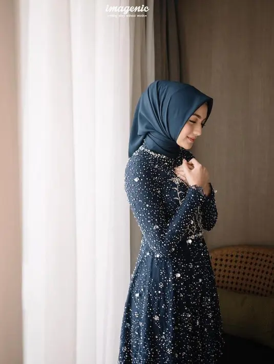 <p>Citra Kirana tampak mengenakan kebaya navy blue dengan aksen payet yang menambah kemewahan. Begitu pula dengan hijab segi empat yang dikenakan. (Instagram/imagenic).</p>