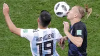 Pemain Argentina, Sergio Aguero berebut bola dengan pemain Kroasia, Domagoj Vida pada pertandingan Grup D Piala Dunia 2018 di Nizhy Novgorod Stadium, Rusia, Jumat (22/6). Menang 3-0, Kroasia dipastikan lolos ke babak 16 besar. (AP/Michael Sohn)