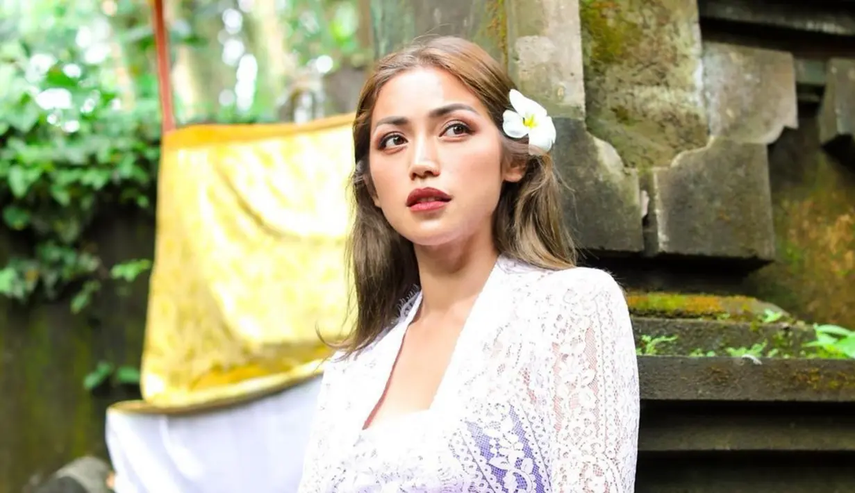 Ketika berpartisipasi dalam upacara adat, ibu dari El Barack ini pun nampak mengenakan baju adat Bali, yakni kebaya dan kain kamen. Dalam balutan baju adat Bali, Jessica nampak menawan. (Liputan6.com/IG/inijedar)