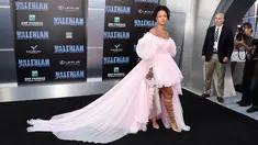 Rihanna menghadiri pemutaran perdana "Valerian and The City of a Thousand Planets" di Los Angeles, 17 Juli 2017. Biasa tampil dengan gaun-gaun provokatif, Rihanna kali ini memilih sesuatu yang feminin, manis, dan dramatis. (Jordan Strauss/Invision/AP)