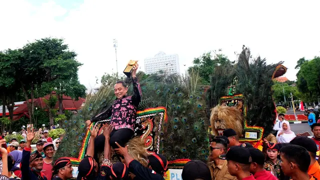 Wali Kota Surabaya Eri Cahyadi arak 14 penghargaan