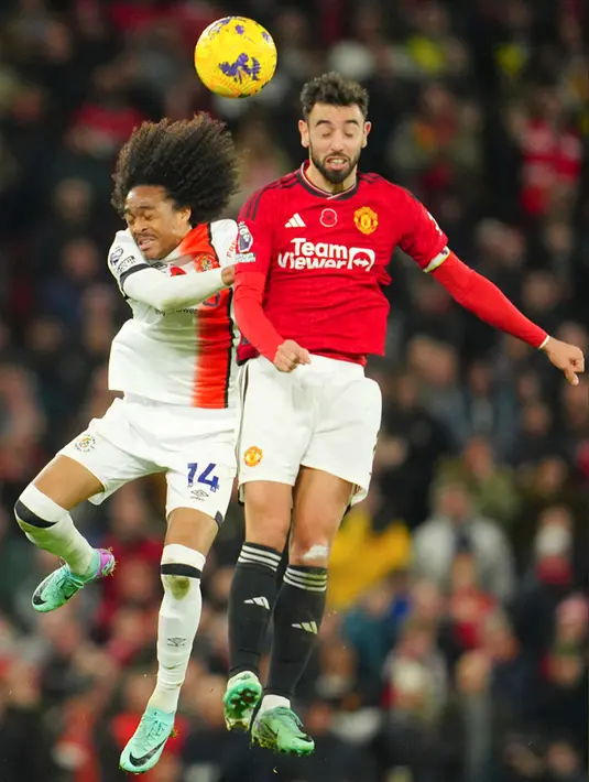 <p>Peluang kembali didapat MU melalui winger Alejandro Garnacho beberapa menit kemudian. Namun tembakan keras pemain asal Argentina itu masih melambung dari gawang Luton. (AP Photo/Jon Super)</p>