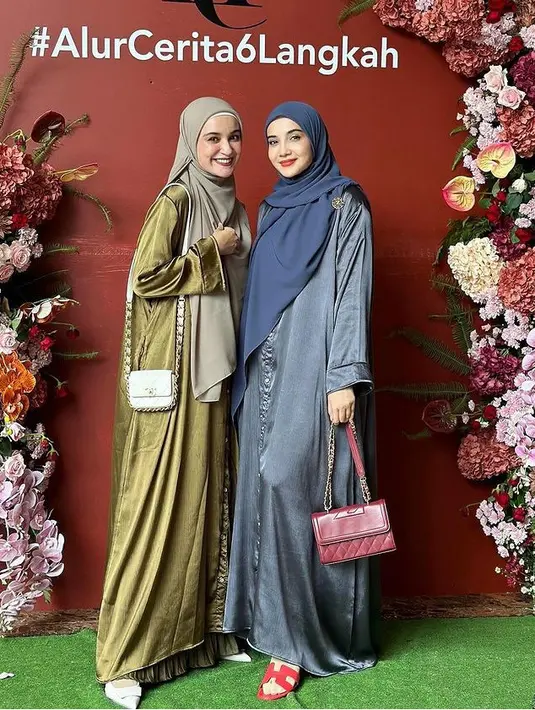 Zaskia Sungkar dan Shireen Sungkar tampil dengan gamis loose polos. Zaskia dengan warna hijau emerald dipadukan kerudung silver. Zaskia tampil serba navy. [@shireensungkar]