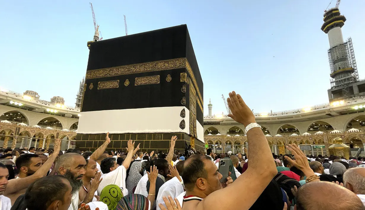 <p>Pada tahun 2020 hanya 10.000 orang yang diizinkan untuk berpartisipasi, 59.000 jemaah pada tahun 2021, dan 1 juta orang pada tahun 2022. (AP Photo/Amr Nabil)</p>