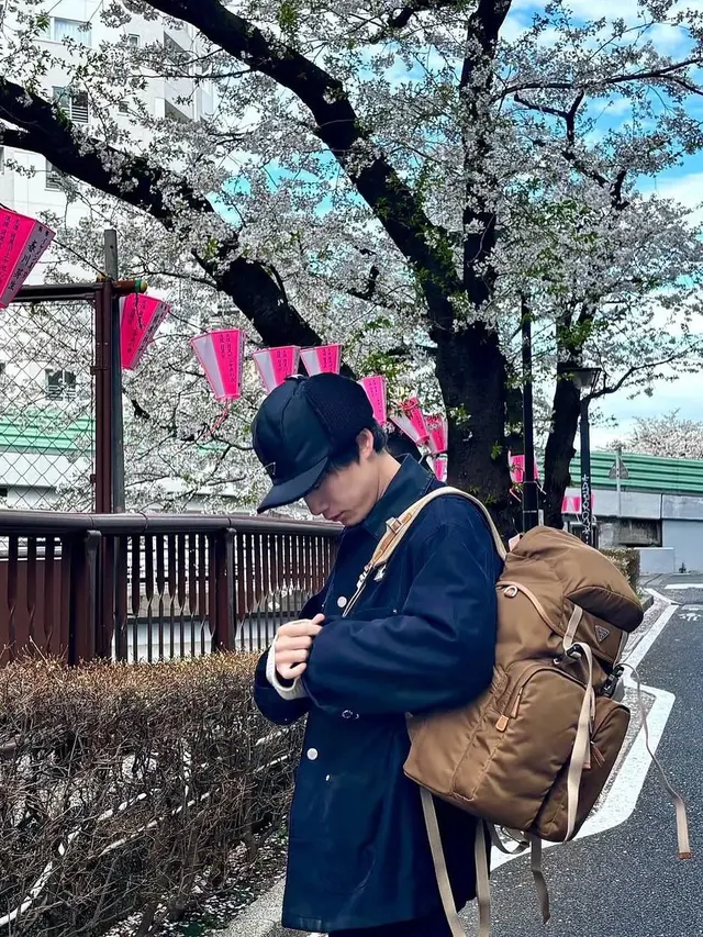 Gaya Outdoor Stylish Karina aespa hingga Jeon Somi Kenakan Prada Re-Nylon yang Ramah Lingkungan