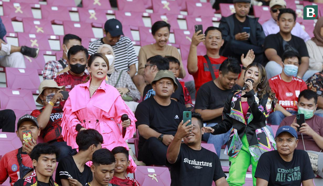Penampilan penyanyi dangdut Jenita Janet (kiri) dan Ghea Youbi (kanan) saat memeriahkan acara Pembukaan Piala Presiden 2022 di Stadion Manahan, Solo, Jawa Tengah, Sabtu (11/6/2022). (Bola.com/Arief Bagus)