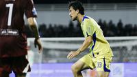 Gelandang Persib Bandung, Thom Haye, dalam duel melawan PSM Makassar di Stadion BJ Habibie, Parepare, Minggu (17/5/2026). (Doc Persib)