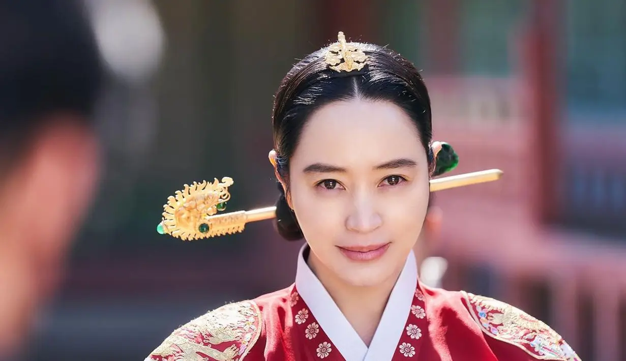 tvN merilis still cut Kim Hye Soo sebagai Ratu Hwaryeong. Dia harus menjaga putranya yang bermasalah dan telah menyebabkan sang ratu kehilangan martabatnya. (Foto: Instagram/ tvn_drama)