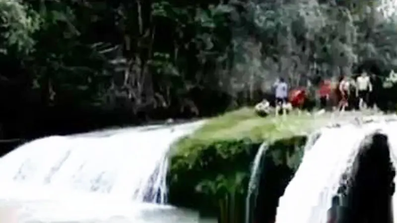 VIDEO: Asyik Selfie, 2 Remaja di Tasik Tewas Jatuh di Air Terjun