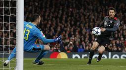 Striker Bayern Munchen, Robert Lewandowski, saat mencetak gol ke gawang Arsenal pada leg kedua babak 16 besar Liga Champions di Stadion Emirates, London, (7/3/2017). Bayern Munchen menang agregat 10-2 atas Arsenal. (AFP/Ian Kington)