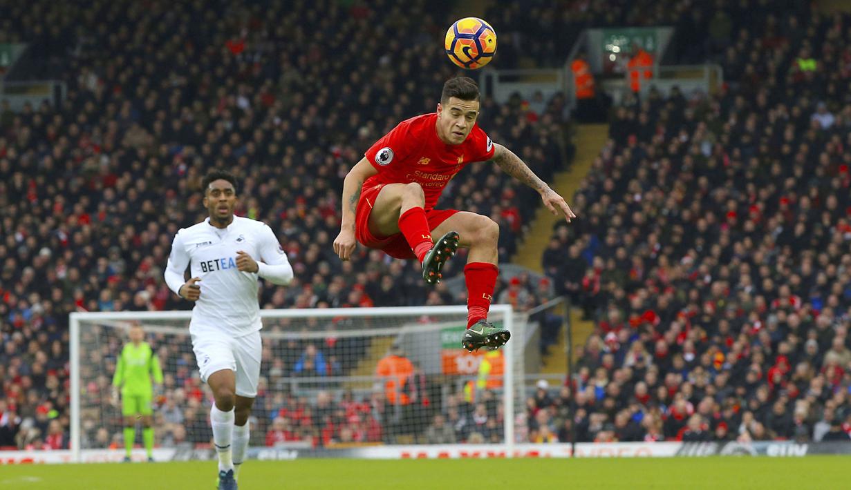 Pemain Liverpool, Philippe Coutinho mengontrol bola saat melawan Swansea City pada lanjutan Premier League di Anfield, Liverpool, (Sabtu (21/1/2017). Liverpool kalah 2-3.  (Peter Byrne/PA via AP)