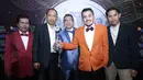 Jarwo Kwat pun mendedikasikan piala penghargaan khusus SCTV Awards 2017 untuk setiap orang yang memiliki andil besar dalam sinetron Para Pencari Tuhan. (Adrian Putra/Bintang.com)