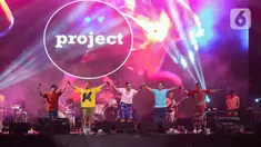 Grup musik Project Pop memeriahkan Titik Kumpul Festival 2024  di Stadion Madya GBK, Jakarta, Sabtu (27/4/2024). (Liputan6.com/Angga Yuniar)