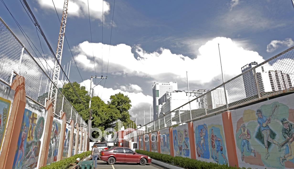 Kawasan Rizal Memorial Stadium dengan mural berbagai cabang olah raga. (Bola.com/Nicklas Hanoatubun)